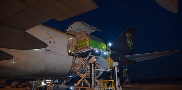 Ein Kukko Container wird in ein Flugzeug verladen