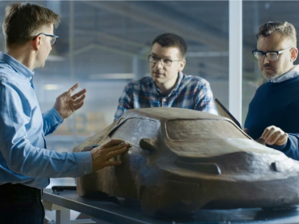 Drei Mitarbeiter arbeiten an einem Konzept